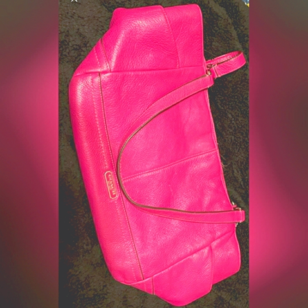Hot pink coach shoulderbag